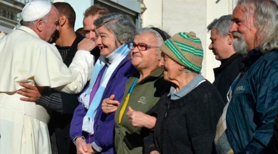 Francisco establece que se celebre cada año una Jornada Mundial de los Pobres