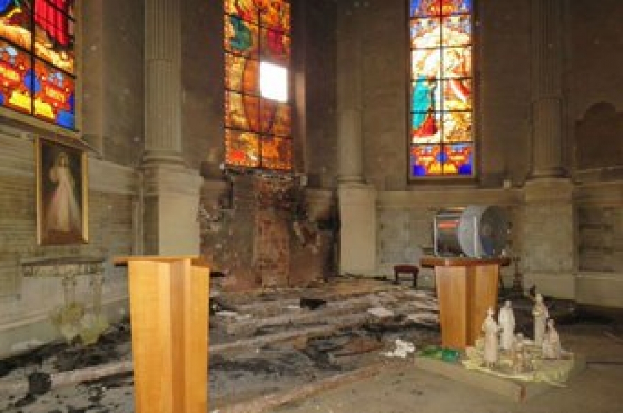 Domingo de odio en Francia: Eucaristía profanada, iglesias incendiadas y cruz derribada