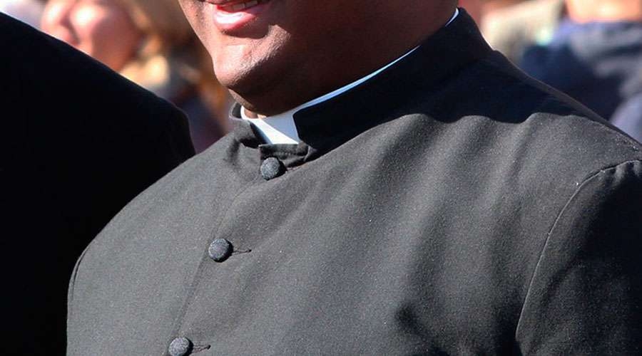 Sacerdote asume paternidad de bebé y Obispo reacciona a escándalo con defensa del celibato