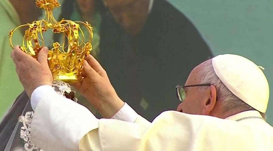 El Santo Padre corona a la Virgen de la Puerta como Madre de Misericordia y la Esperanza