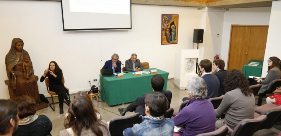 Lanzan primera Biblia inclusiva para niños sordos y ciegos en Chile