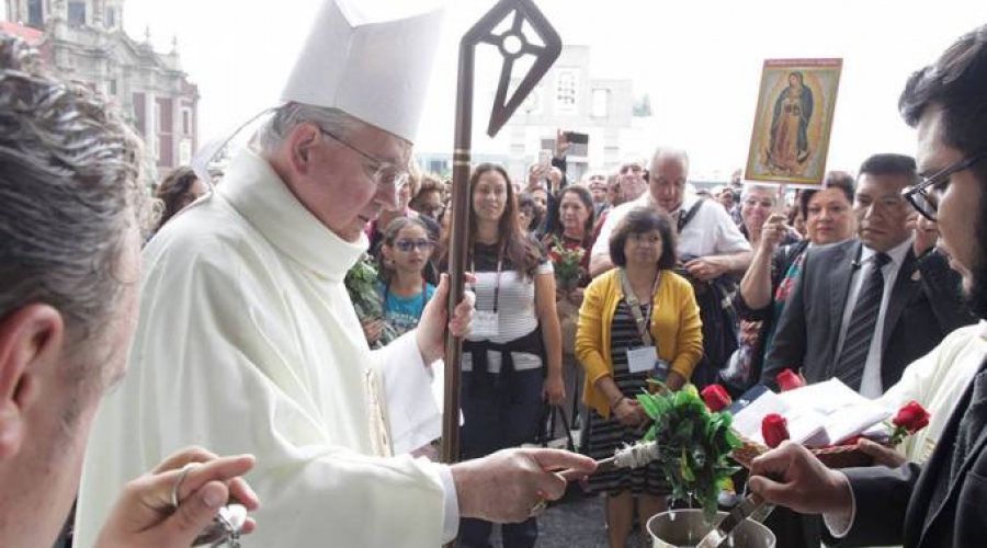 Arzobispo de Los Ángeles pide por migrantes en Misa en basílica de Guadalupe en México