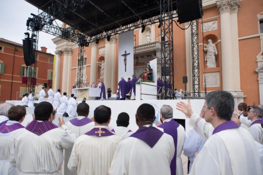 Italia: en la zona del terremoto de 2012, el Papa llevó un mensaje de esperanza