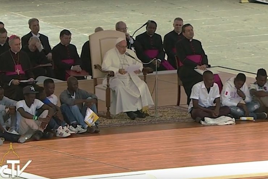 El Santo Padre: Jesús nunca permanece indiferente a la oración humilde y confiada