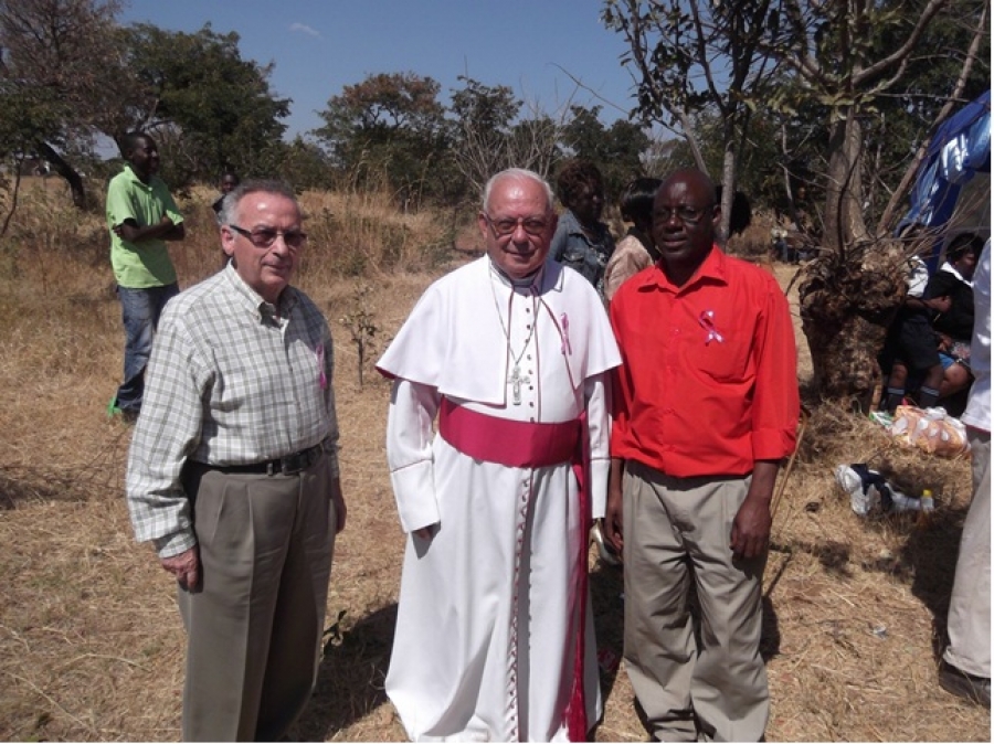 Condecoración al obispo de Gokwe, Zimbabue, el español Ángel Floro