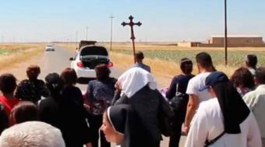 El sol abrasador no impidió peregrinación cristiana de acción de gracias en Irak