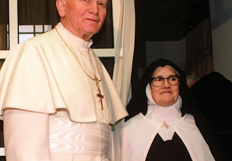 Francisco rinde homenaje a san Juan Pablo II, en el 12º aniversario de su muerte