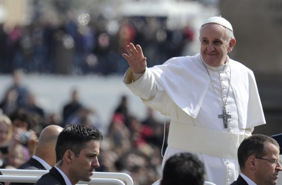 Papa Francisco acoge a 2 víctimas de abusos sexuales