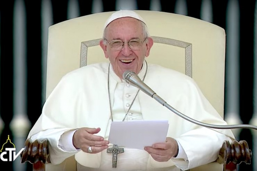 El Santo Padre a los jóvenes enfermos y recién casados, les indica a san Antonio de Padua
