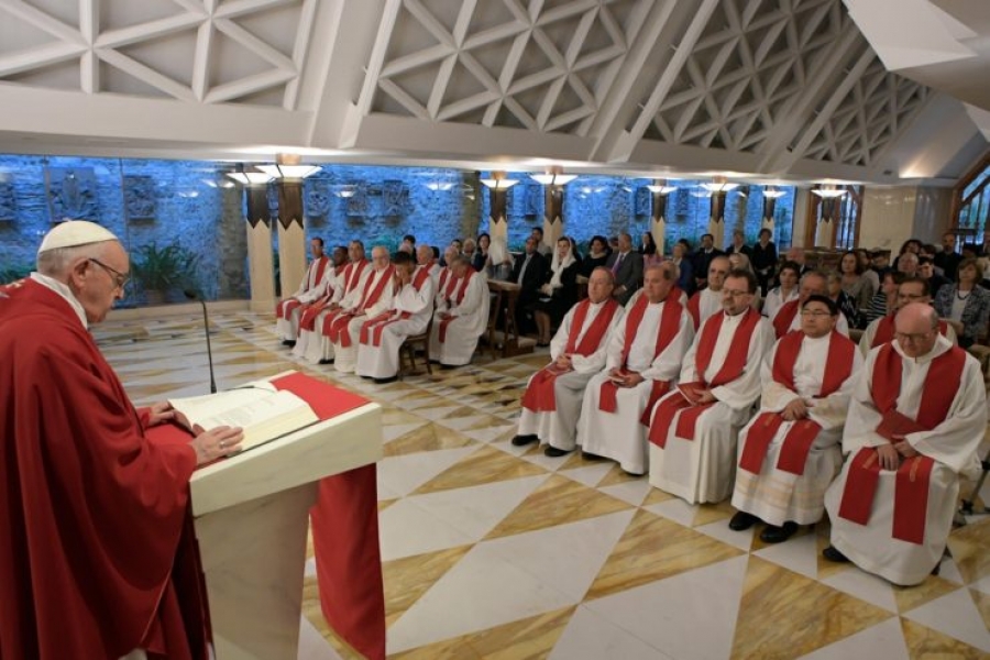 El Papa en Santa Marta: «Una cruz sin Cristo es masoquismo espiritual»