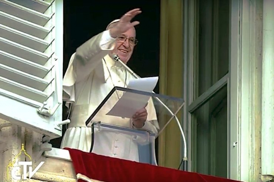 El Santo Padre en el ángelus advierte sobre los profetas de desventuras