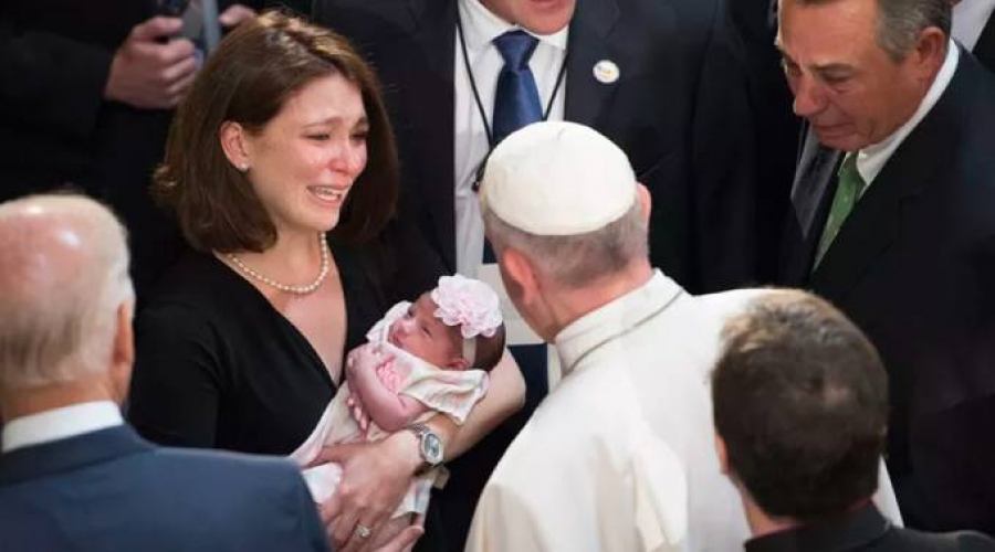 El Papa valora el papel de la mujer: A menudo es víctima de una violencia ciega
