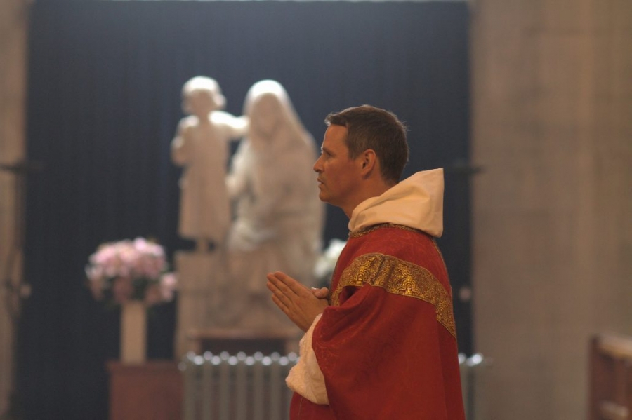 Ex «diablo rojo» del Manchester United es ordenado sacerdote