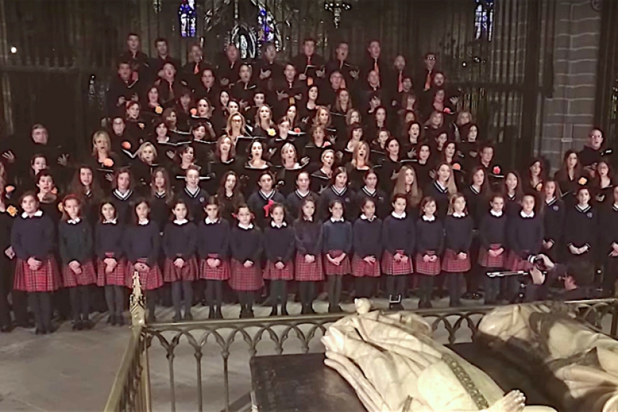 Un coro de 400 niños españoles le canta al Pontífice por su cumpleaños