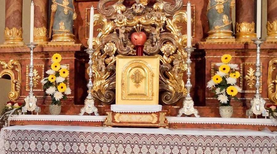 Roban sagrario con la Eucaristía en iglesia de México