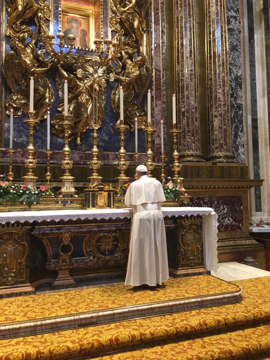Francisco encomienda a la Virgen su viaje a Colombia rezando en Santa María la Mayor