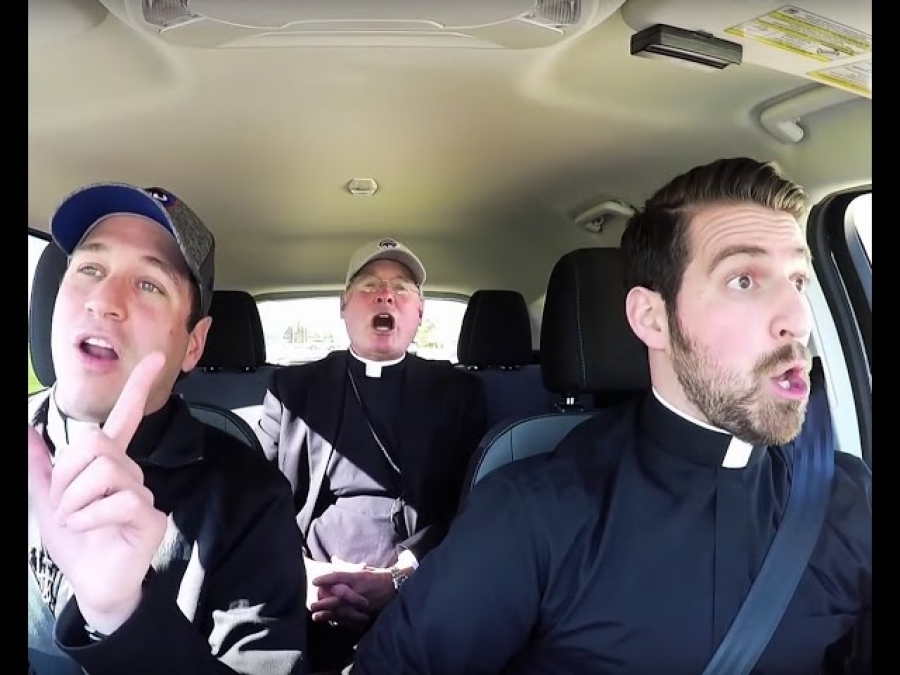 Video viral: Sacerdotes y obispo sorprenden a las redes con «carpool karaoke»