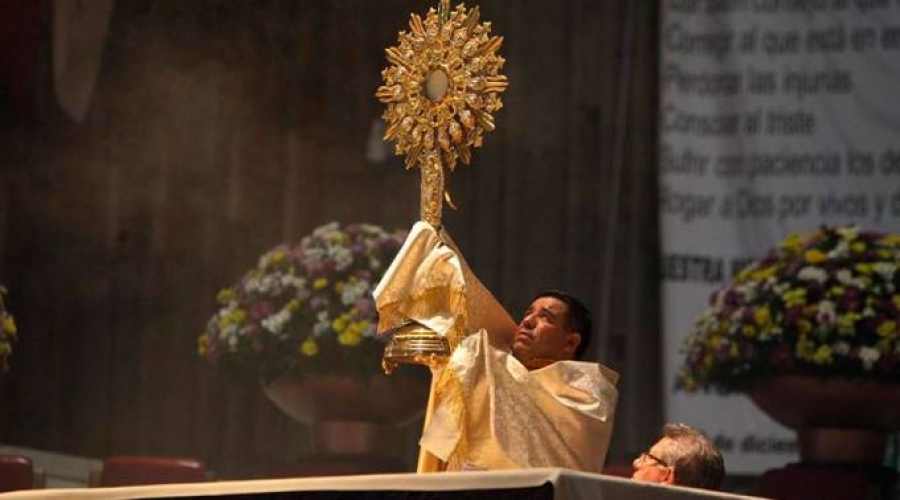 Adorar la Eucaristía no es «desconectarse del mundo», señala cardenal Rivera