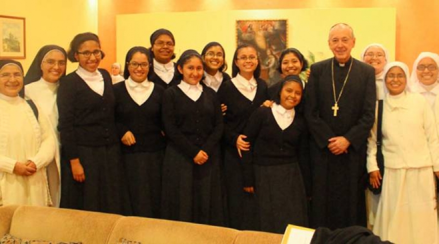 Al corazón hay que tenerlo controlado de caprichos, dice cardenal a religiosas