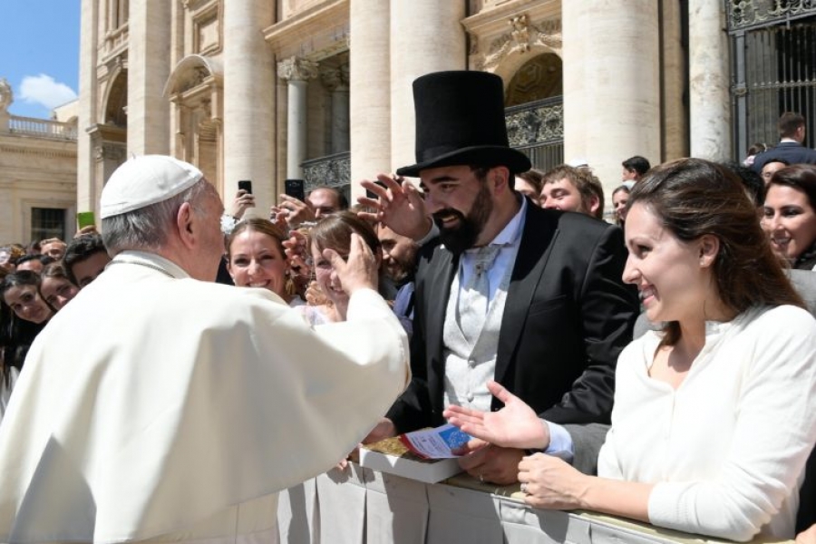 El Papa a los recién casados: «Aprendan de Jesús el amor incondicional»