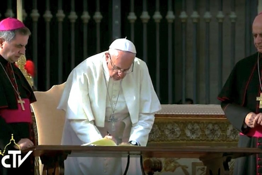 El Santo Padre firma la carta apostólica ‘Misericordia e Misera’