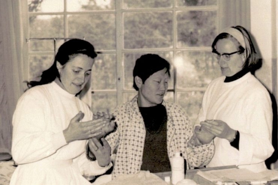 Dos religiosas austriacas regresan a su país en silencio, tras dedicar su vida a los leprosos