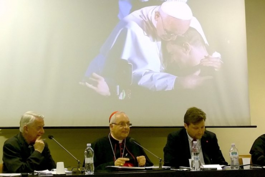Francisco inicia la campaña &#039;Sé la misericordia de Dios&#039; con una donación