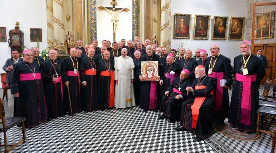 El Papa a obispos: Si el pastor anda disperso las ovejas estarán a merced de los lobos