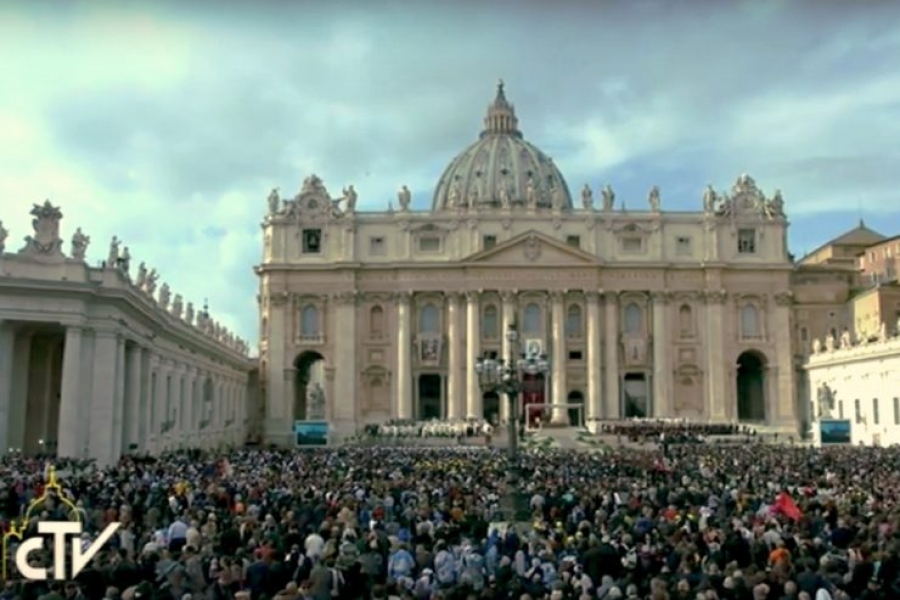 Francisco en el ángelus agradece a quienes hicieron posible el Jubileo de la Misericordia
