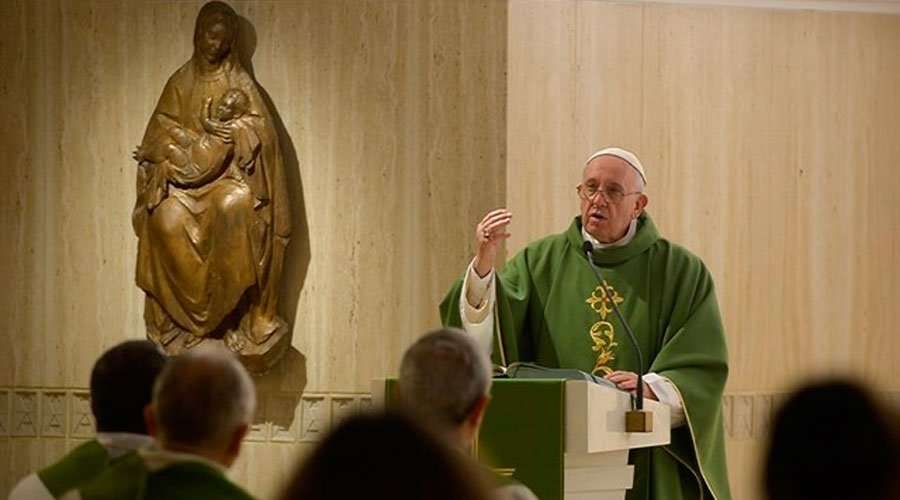 El Papa asegura que el pecado estropea el corazón y la vida y debilita el alma