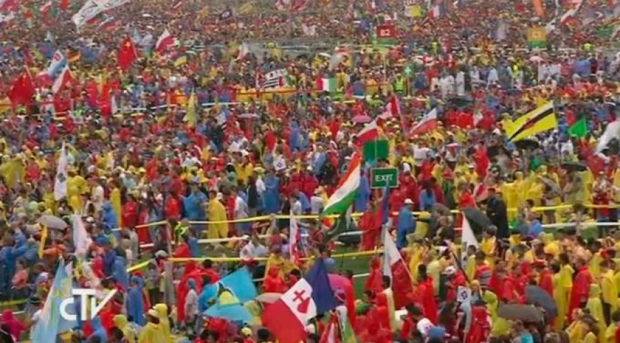 Los jóvenes reciben al Papa en el parque Blonia con emoción y entusiasmo