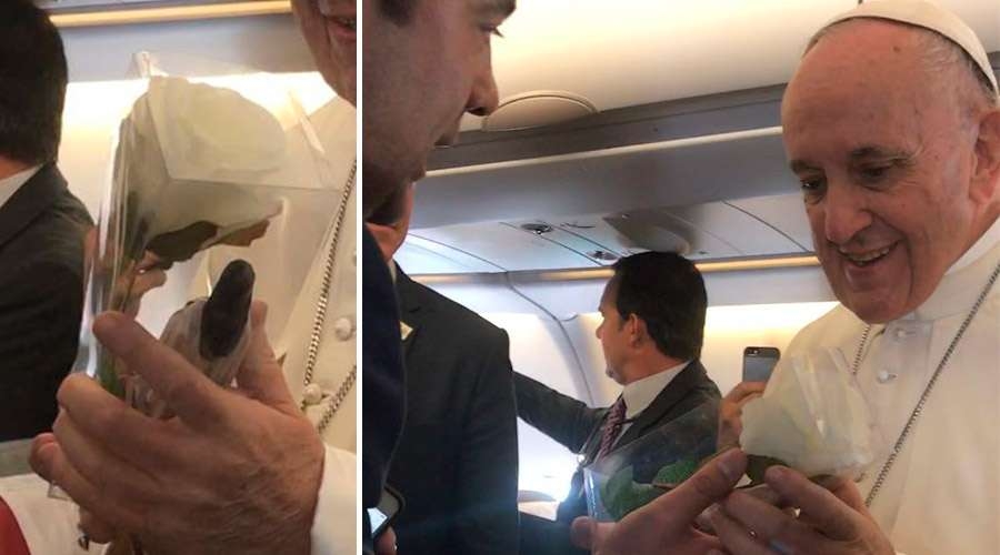 En el avión el Santo Padre recibió un regalo de su «amiga espiritual» Santa Teresa de Lisieux