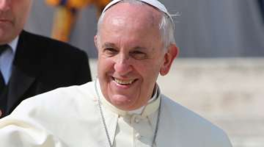El Papa bautizó en Perú a una niña con parálisis cerebral