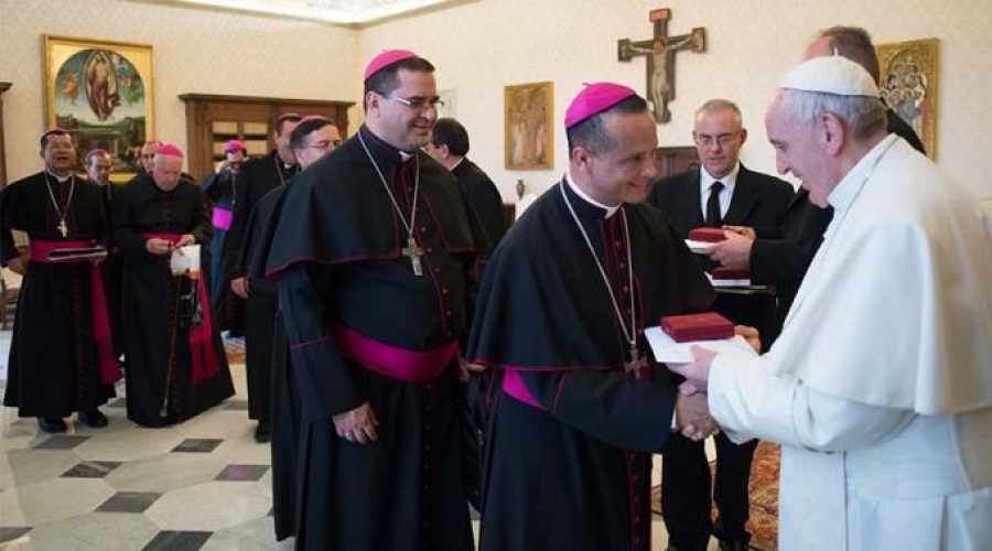 Papa Francisco reza por pronta canonización de Mons. Romero, dice Obispo salvadoreño