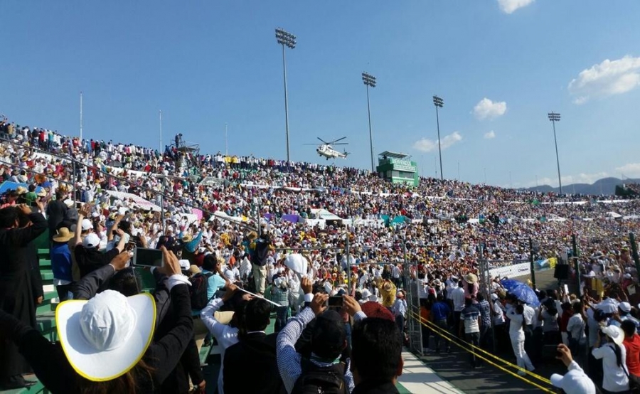 200 parejas con 50 años de matrimonio renuevan votos ante el Papa en México