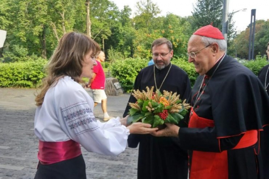 Cardenal Sandri inicia la visita a Ucrania en la cruz de Maidan y en el memorial del Homolodor