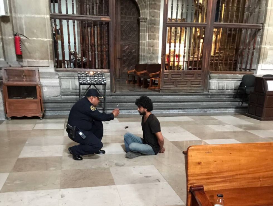 Hombre que intentó asesinar a sacerdote en catedral de México «está muy lúcido»