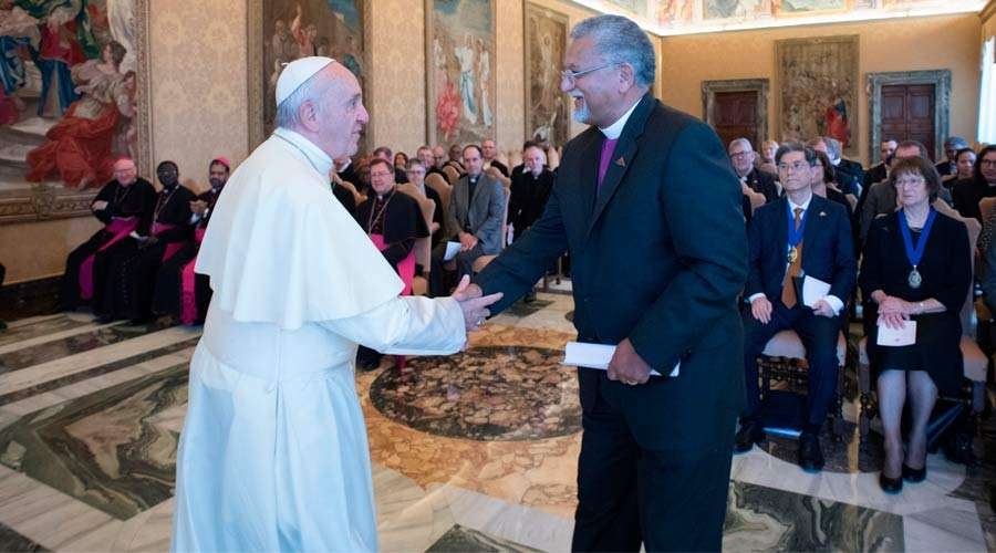 El Papa Francisco vuelve a pedir la plena comunión de los cristianos al reunirse con metodistas