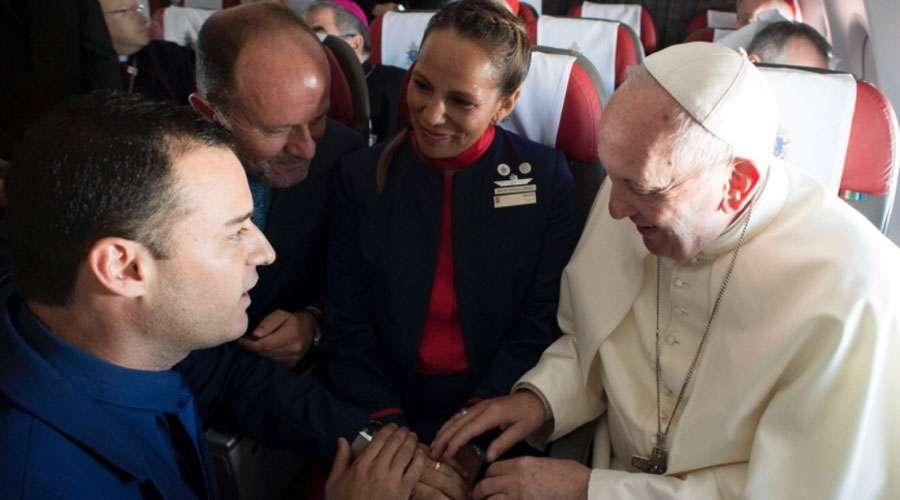 Este es el motivo que llevó al Papa a celebrar matrimonio en vuelo