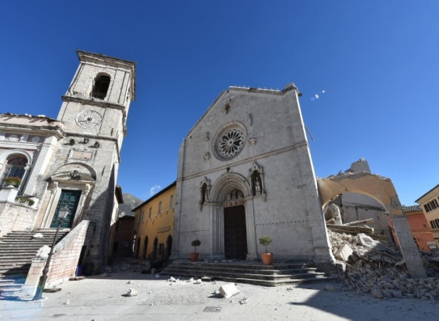 El Papa envía bomberos y restauradores del Vaticano a la zona afectada por el terremoto en Italia