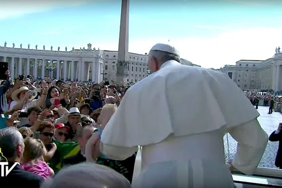 El Papa en la audiencia: «Jesús camina con discreción junto a los desalentados, para devolverles la esperanza»
