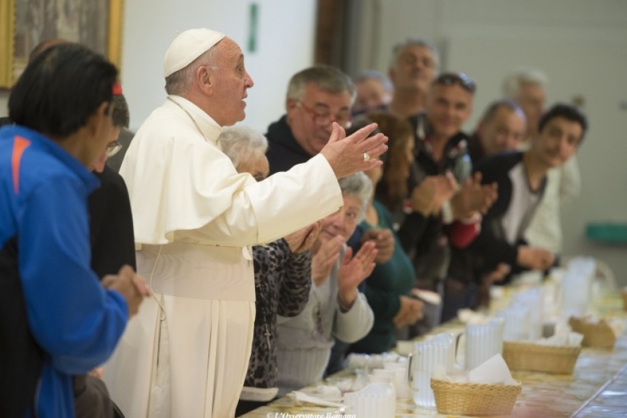 Francisco invita a pizza a 1500 pobres que asisten a la canonización de Madre Teresa