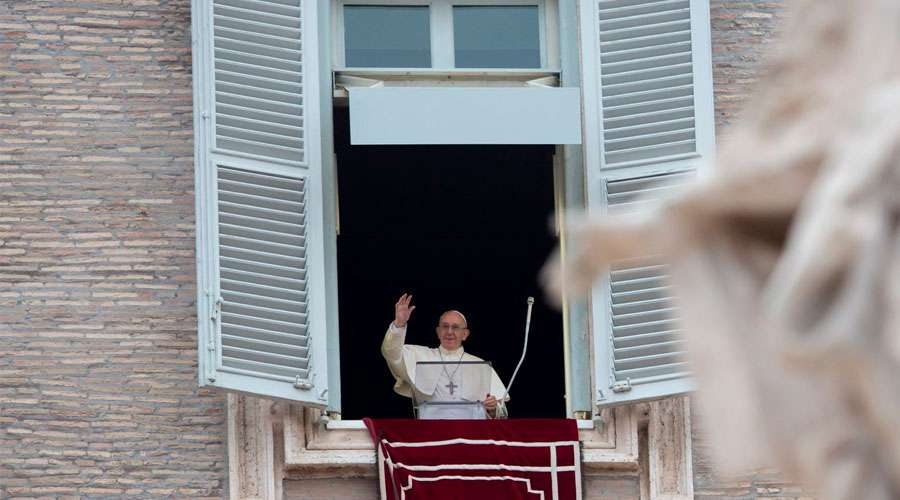 La Virgen María intercede por sus hijos ante Jesús, recuerda el Papa