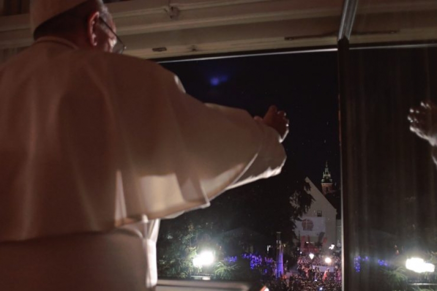 En el saludo de la noche, el Papa recuerda tres palabras: permiso, gracias, perdón