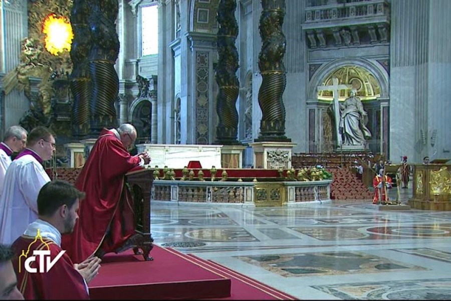 El papa Francisco preside en silencio la liturgia del Viernes santo, en la basílica de San Pedro