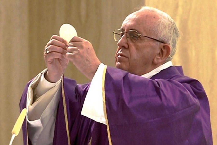 El Papa en Santa Marta: ser indiferente acaba por corrompernos