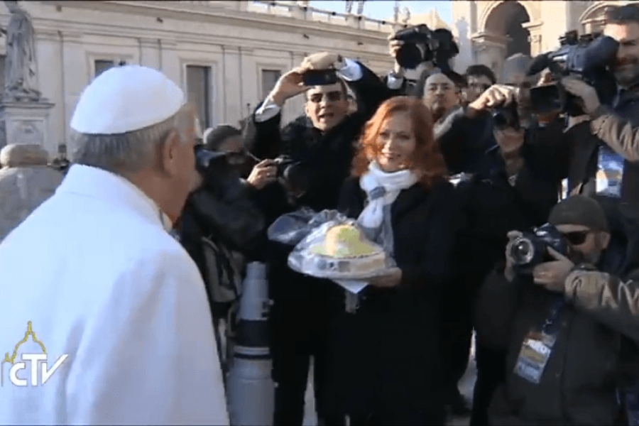 Unos 15 mil fieles cantan el &quot;¡Feliz cumpleaños!&quot; en la plaza de San Pedro