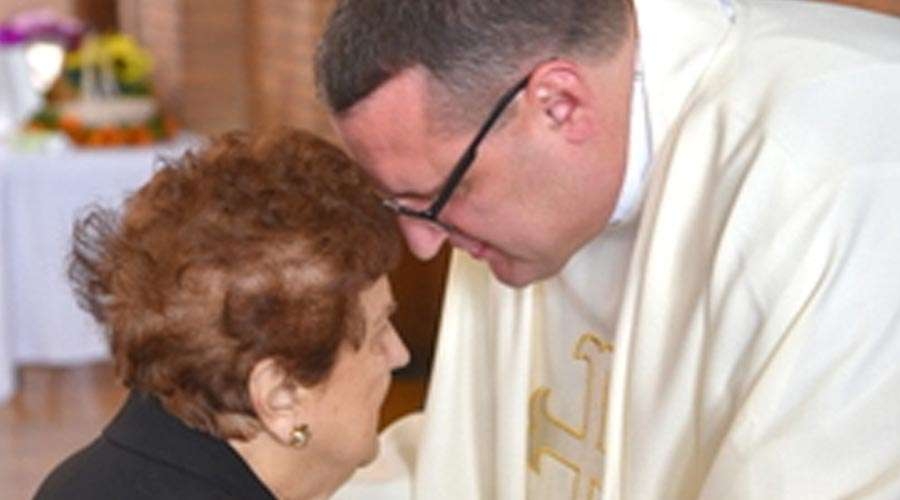 Vivía como «estrella de rock» y gracias a oraciones de su madre se hizo sacerdote