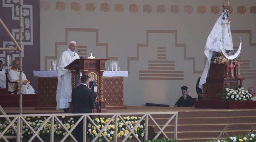 El Papa en Perú: Afrontemos la oscuridad con el «aceite» que da luz y es Jesucristo