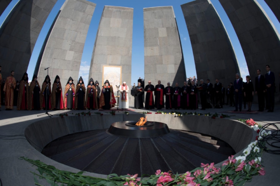 Francisco reza en el memorial de Tzitzernakaberd: &#039;Nunca más tragedias como esta&#039;